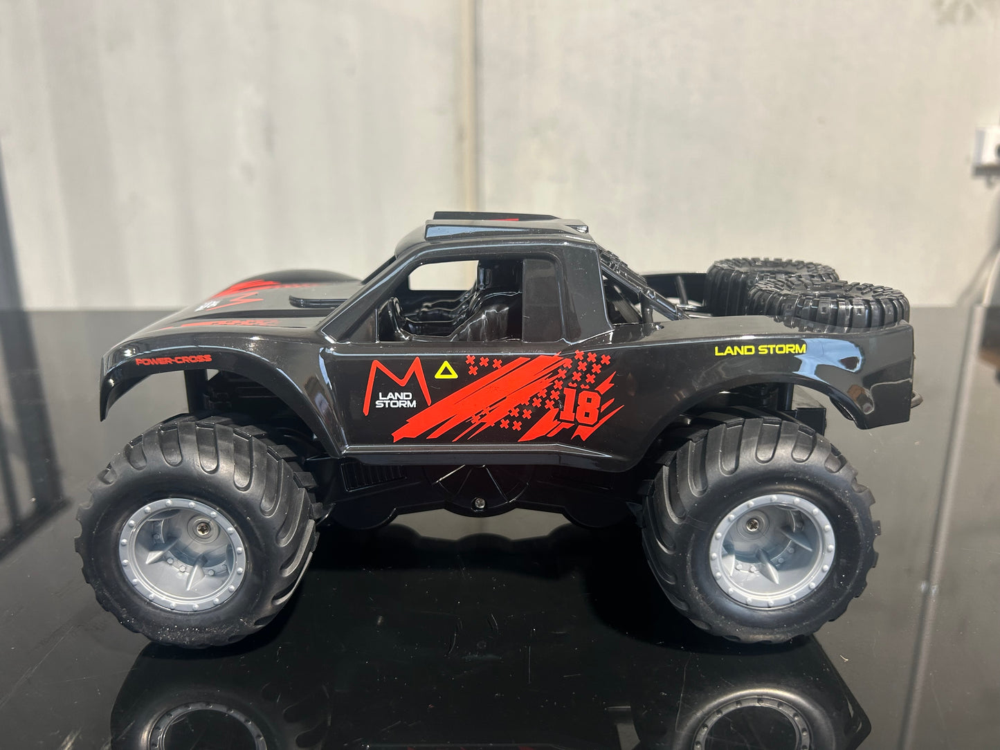 RC Amphibious Stunt Vehicle – Medium Size, All-Terrain & All-Water Fun!